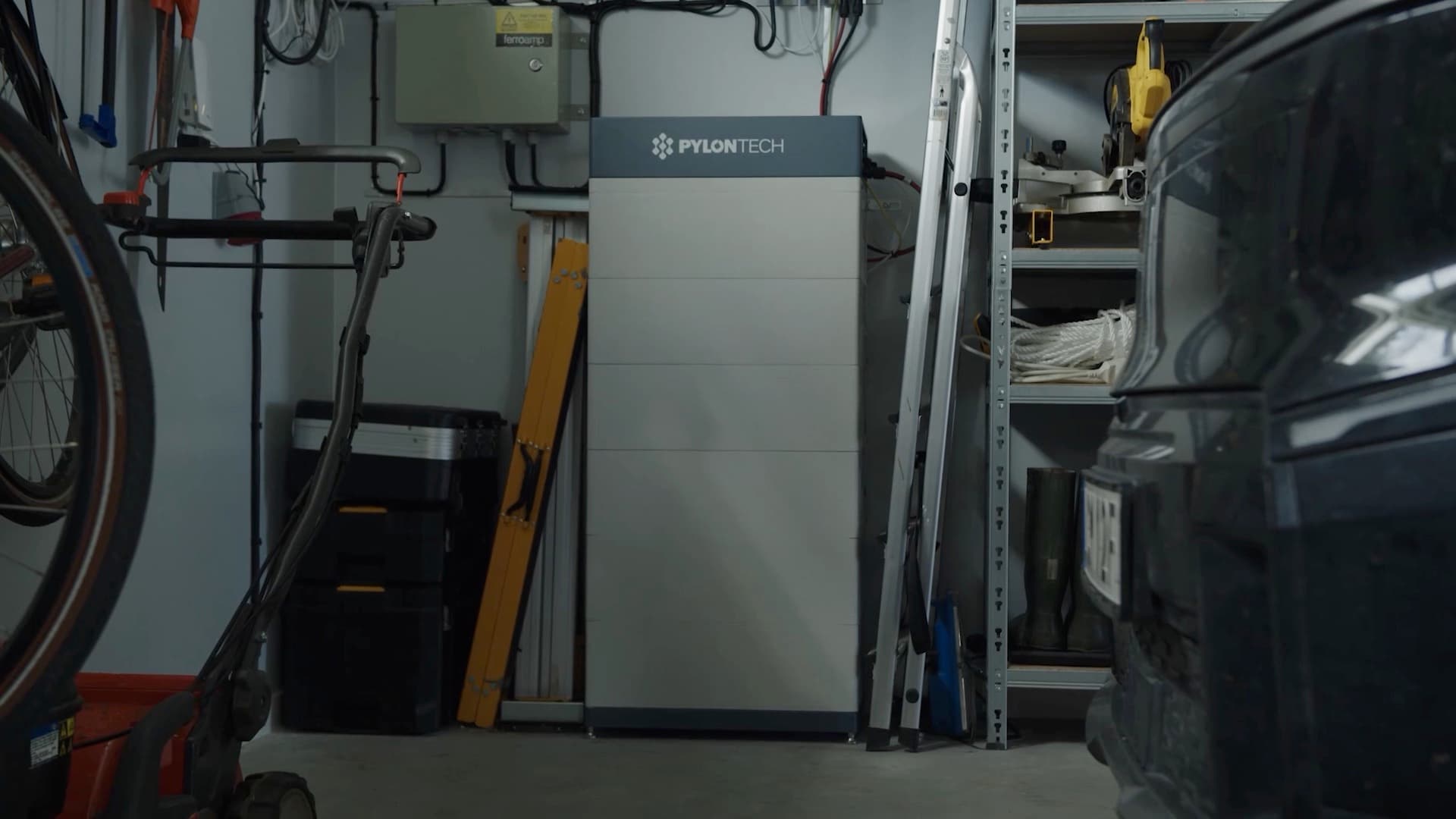 Elvy-hemmabatteri i ett garage hos en kund