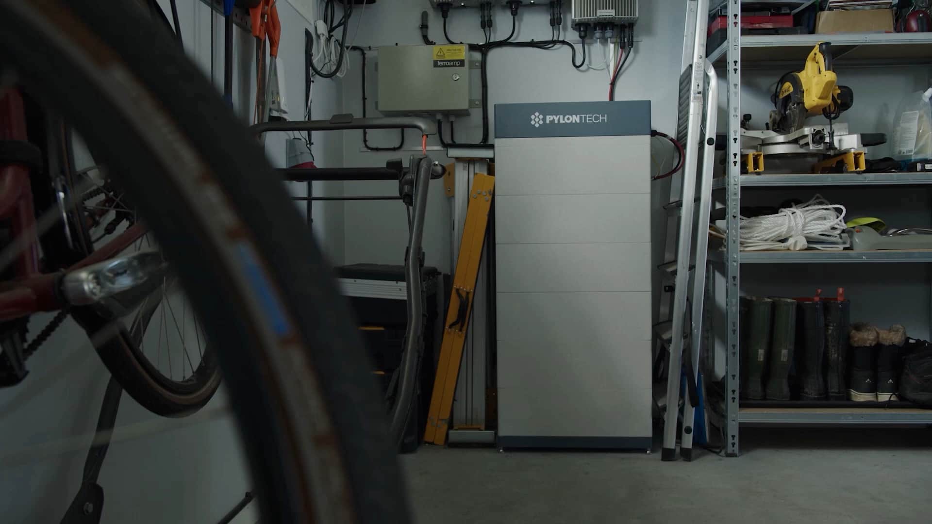 Hemmabatteri i ett garage hos en Elvy-kund