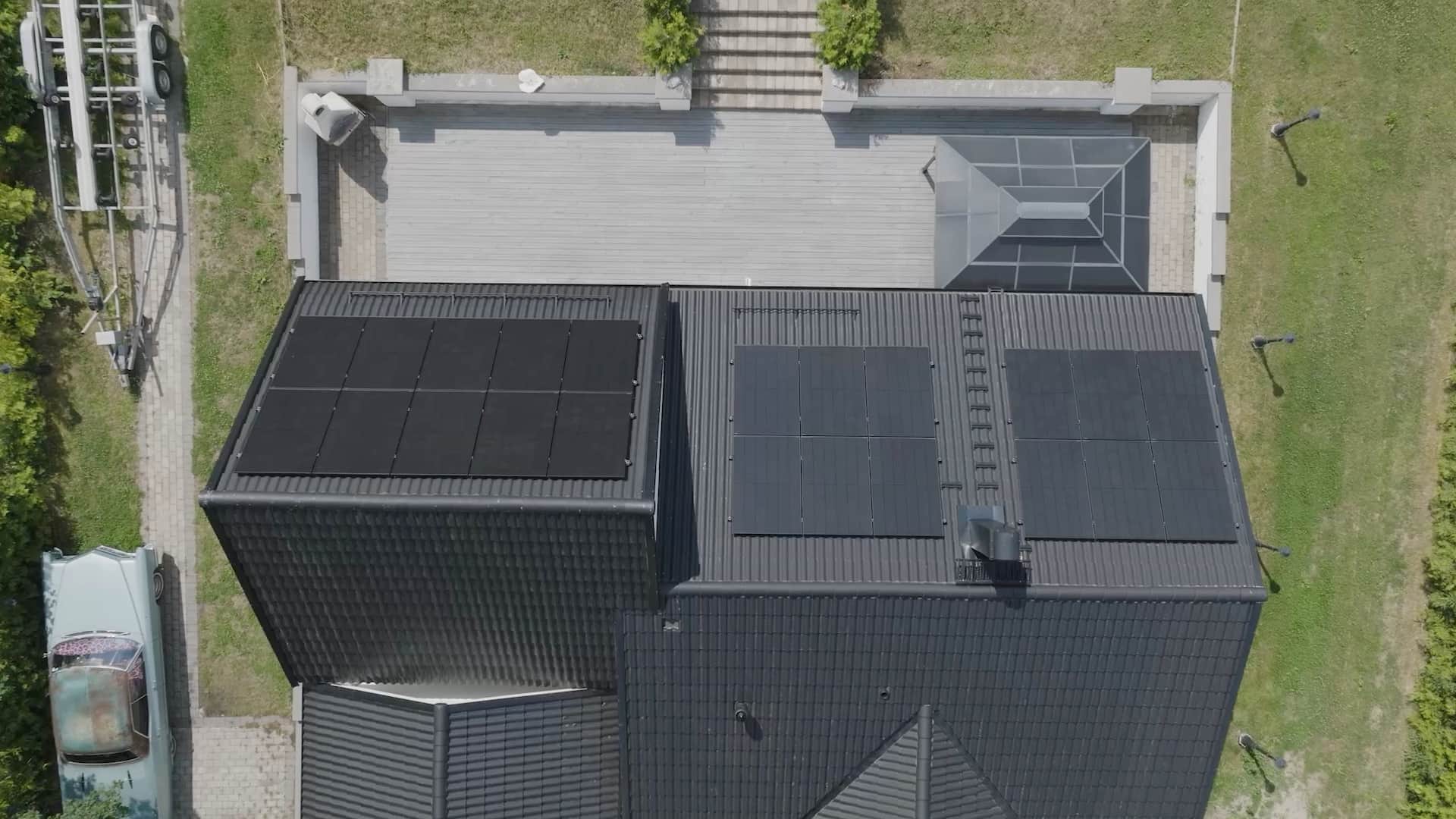 Drönarbild ovanifrån av Elvy-solpaneler på ett villatak