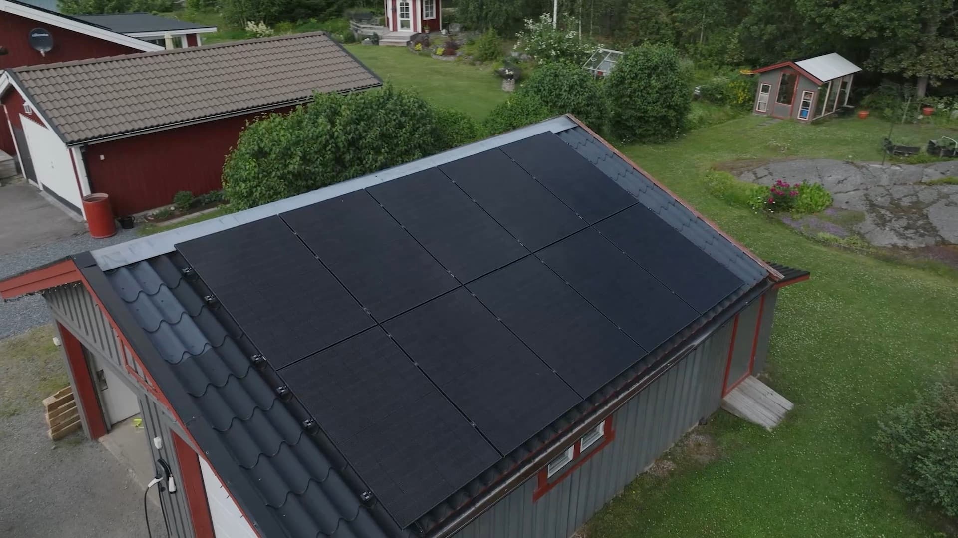 Drönarbild av ett villahem med Elvy-solpaneler på garagetaket