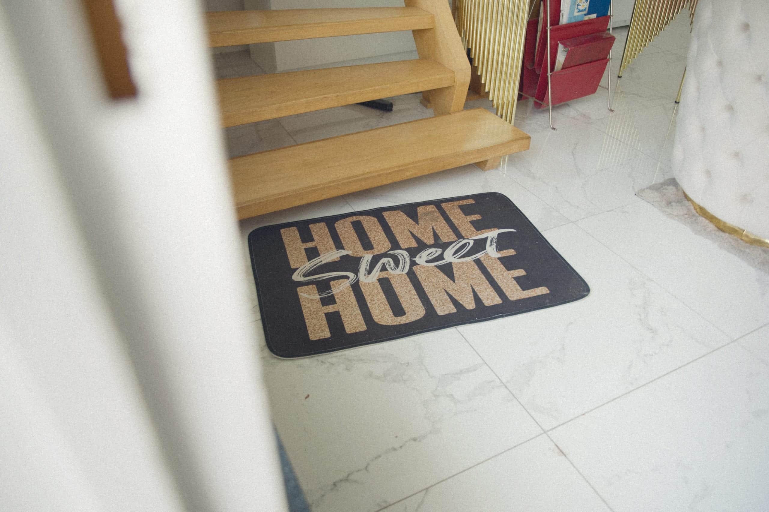 Dörrmatta med texten Home sweet home i en villahall