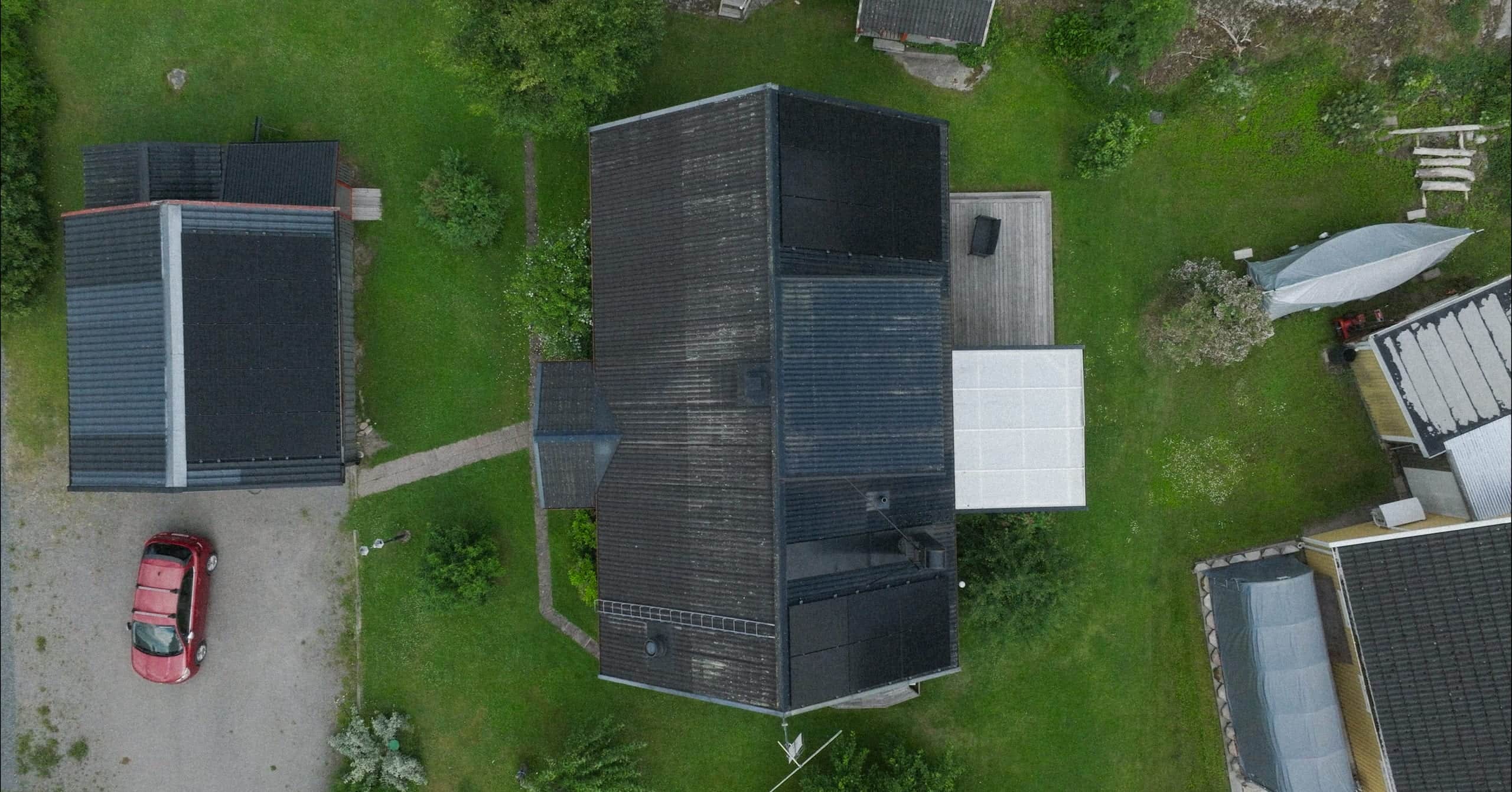 Drönarbild av en Elvy-solcellsvilla med bilar