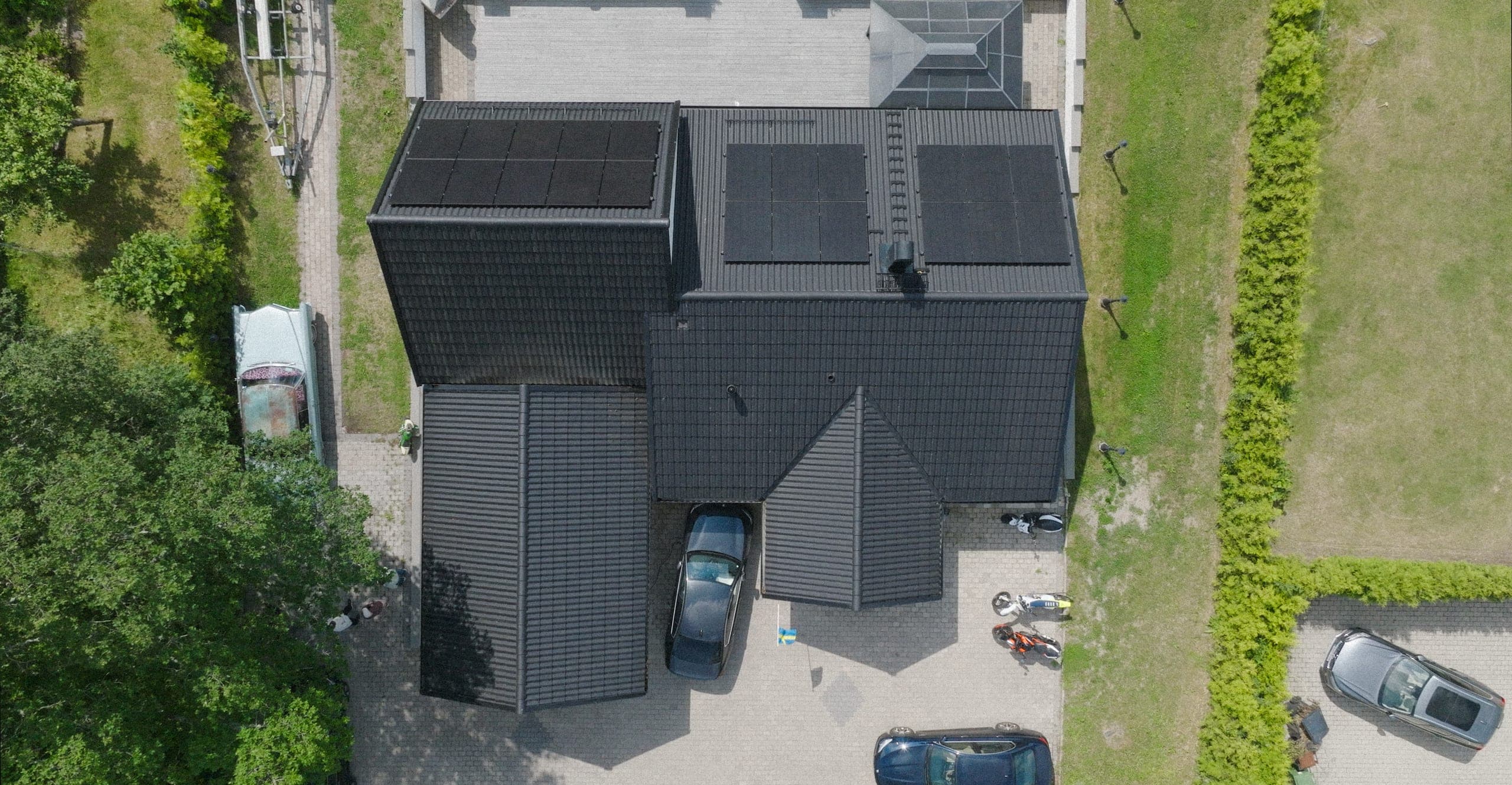 Drönarbild av solpaneler på ett villatak, Elvy